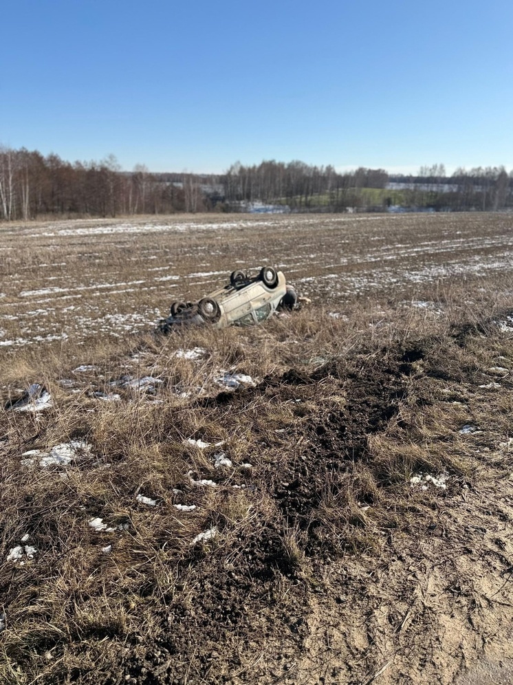 В Орловской области после ДТП с опрокидыванием автомобиля водитель попал в больницу