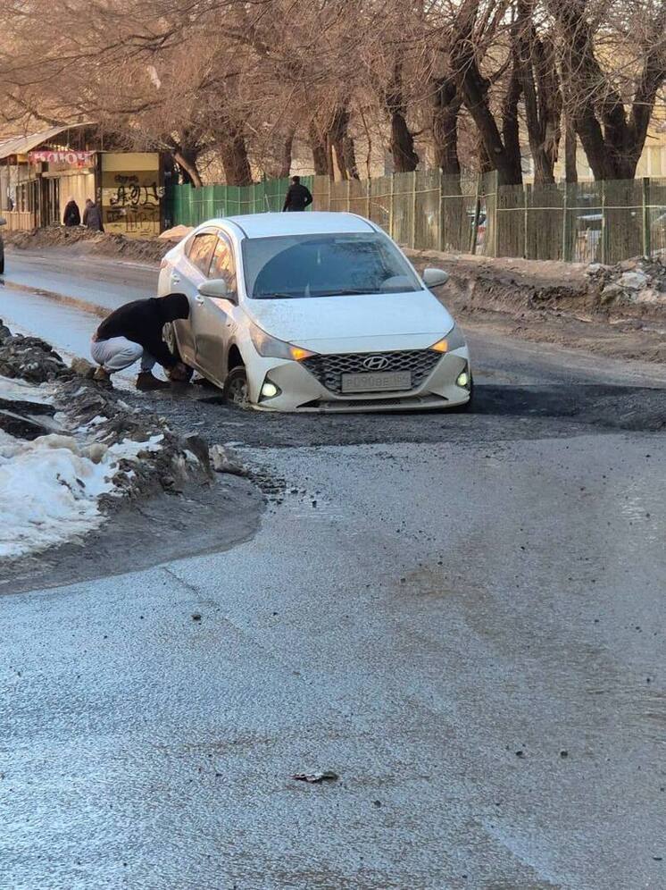 В Новосибирске машины заезжают в яму на дороге в Горском микрорайоне