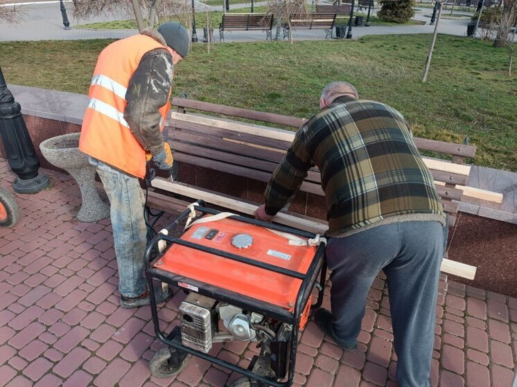 В Бердянске начали ремонт лавочек