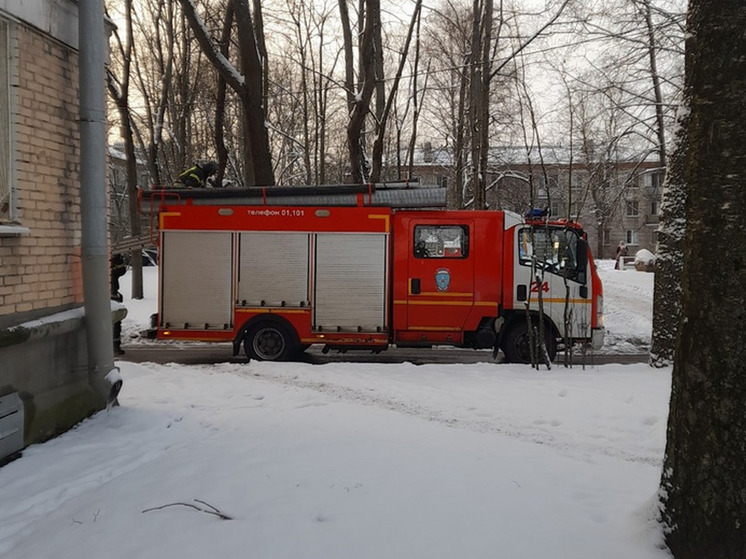 В Апатитах пожарные спасли человека из горящей квартиры