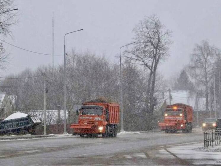 1.7 тысяч дорожных рабочих устраняют последствия снегопада в Подмосковье