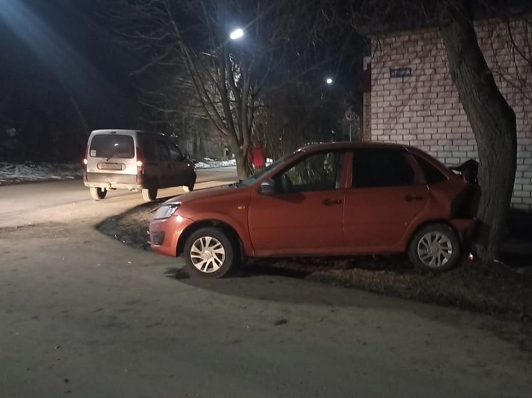 В Орле столкнулись «Лада Гранта» и «Рено Кангу»