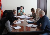 Жители некоторых многоквартирных домов в Чудове жалуются на затопленные подвалы и запах канализации
