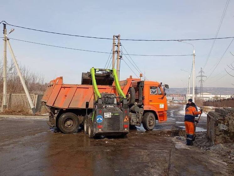 Иркутск продолжает круглосуточную уборку города после снегопада