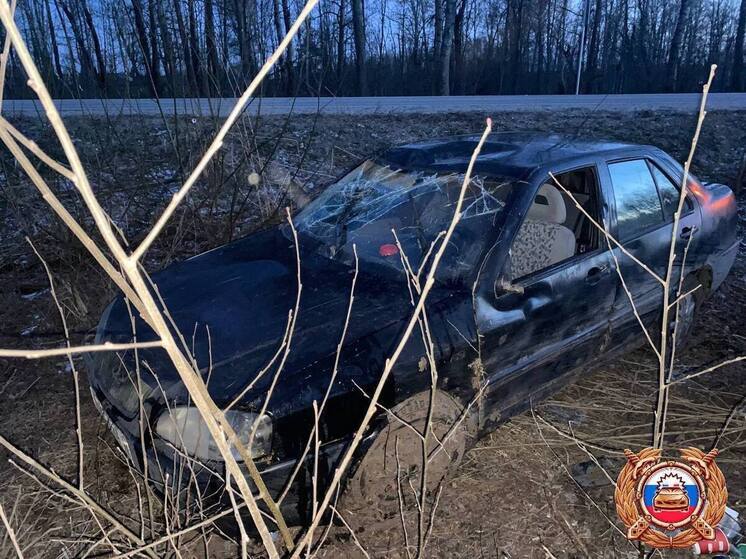 В Тверской области водитель иномарки не вписался в поворот: пострадали два человека