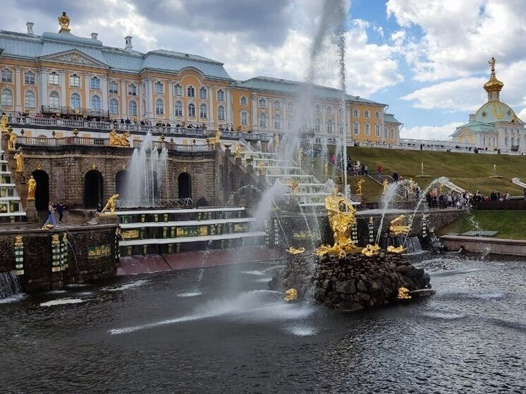 Пенсионеры смогут оплатить билет в ГМЗ «Петергоф» картой «Серебряный возраст»