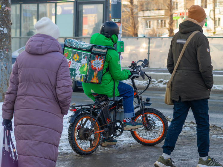 Челябинску определили место в Индексе курьеров, а также назвали их зарплаты