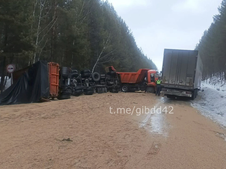 Движение на трассе в Кузбассе оказалось перекрыто из-за ДТП с тремя грузовиками