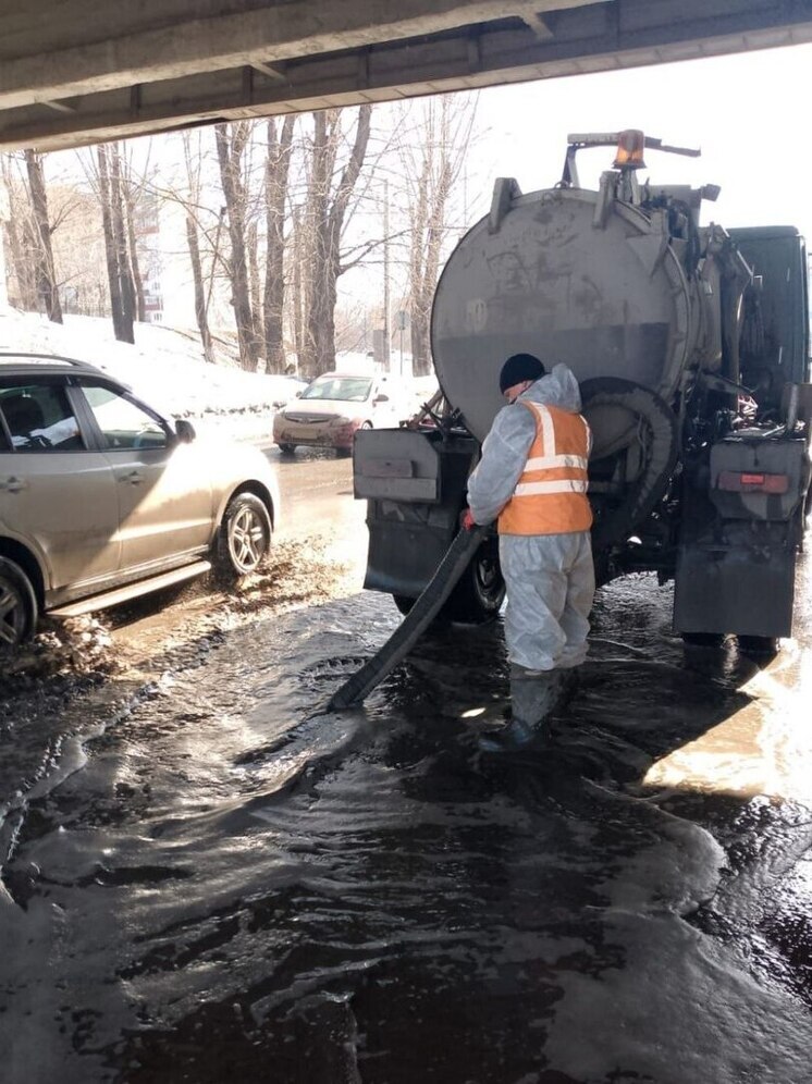 В Новокузнецке проходит борьба с потопом на дорогах