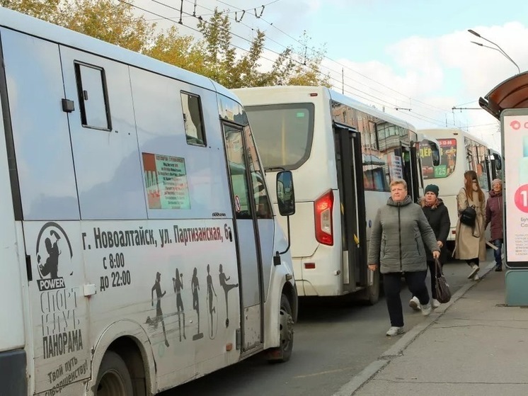 Из-за маршрутных рейдов жители Барнаула не могут попасть на автобус