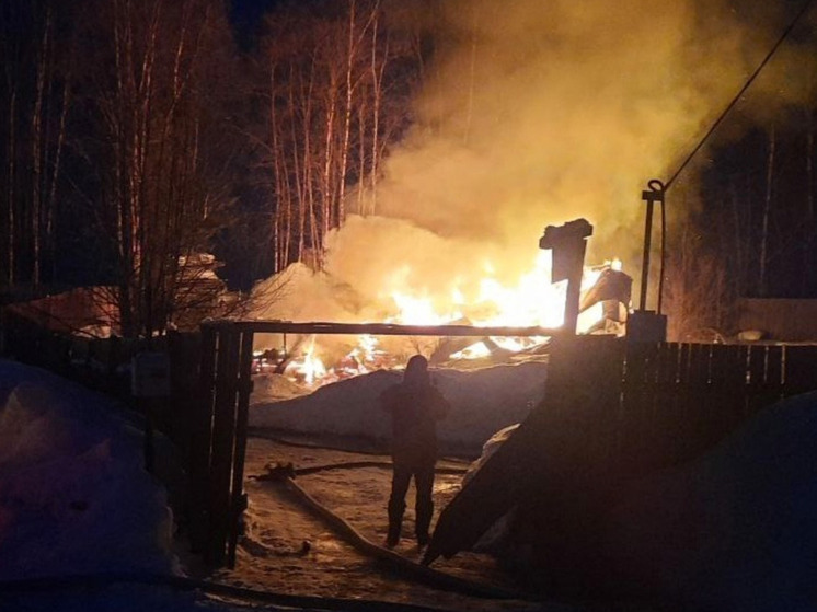 Пожар в Кольском районе полностью уничтожил двухэтажное строение