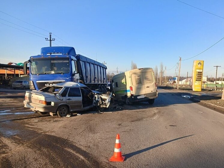 Липецкая ГАИ разбирается в обстоятельствах аварии с отлетевшим в грузовик ВАЗом