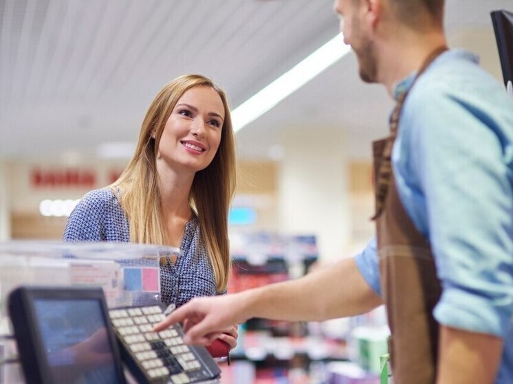 На Алтае за реальные продукты женщина расплатилась в супермаркете купюрой из «банка приколов»