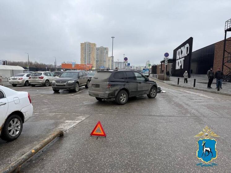 Возле ТЦ в Советском районе Самары автомобиль сбил 86-летнюю женщину