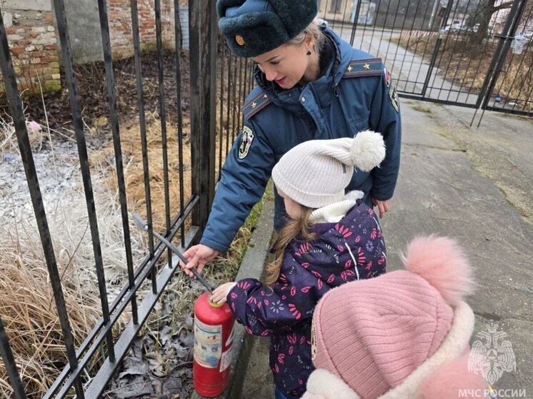 Калининградские пожарные устроили для балтийских детсадовцев урок безопасности