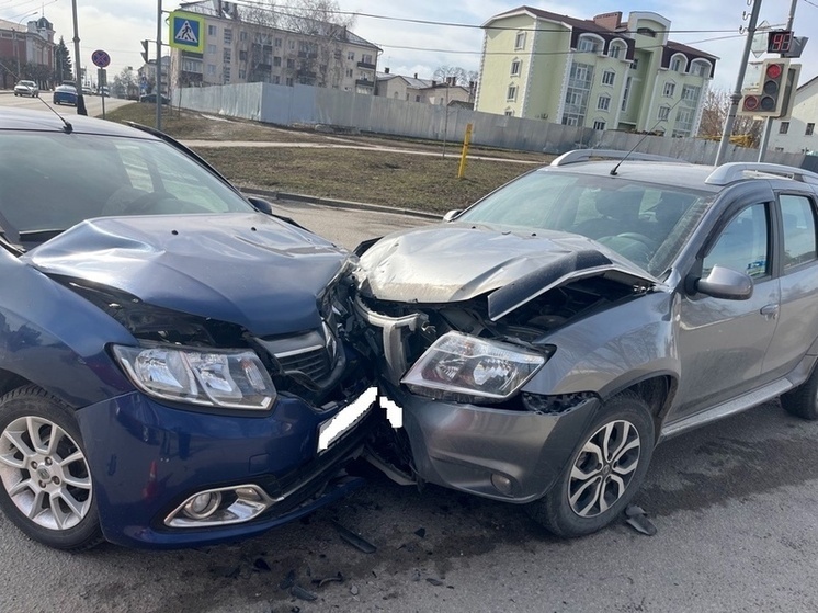 В центре Тамбова столкнулись две иномарки