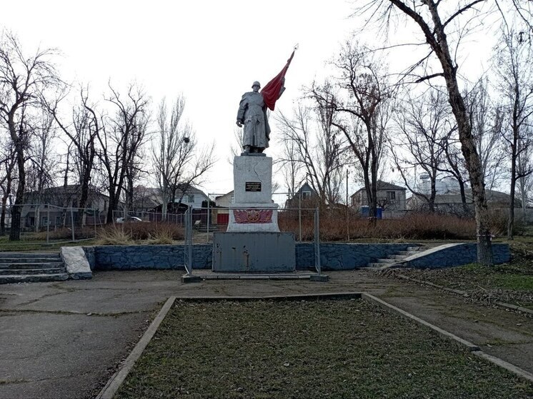 В ЛНР восстанавливают сквер Советскому солдату