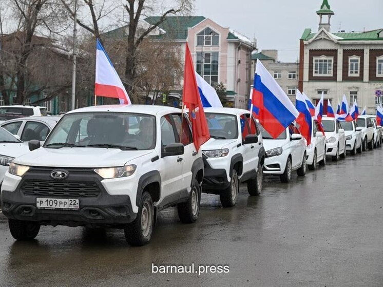 В Барнауле провели автопробег, приуроченный к годовщине воссоединения России и Крыма