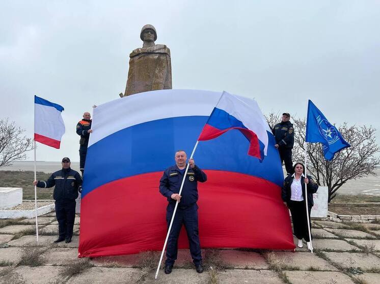 Крымские спасатели развернули флаг на острове Русский