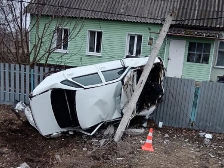 В Усманском районе легковушка застряла между забором и столбом