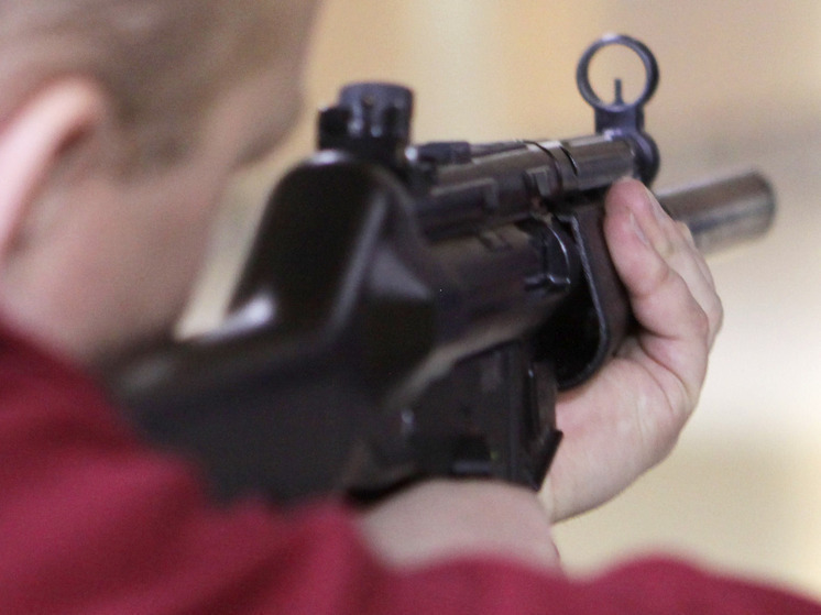 Мужчину, который сбил в Подмосковье вражеский дрон из ружья, наградили в Госдуме