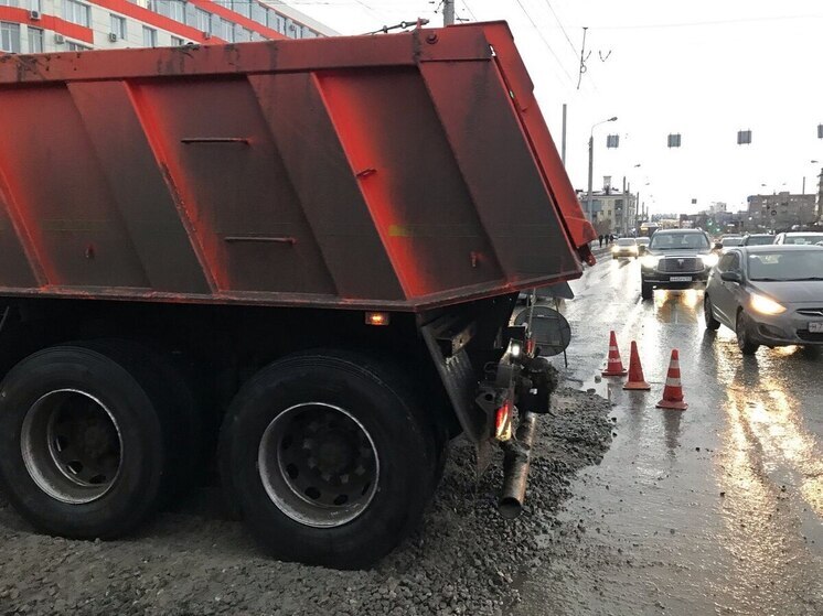 В Омске заделали яму, в которую провалилась иномарка