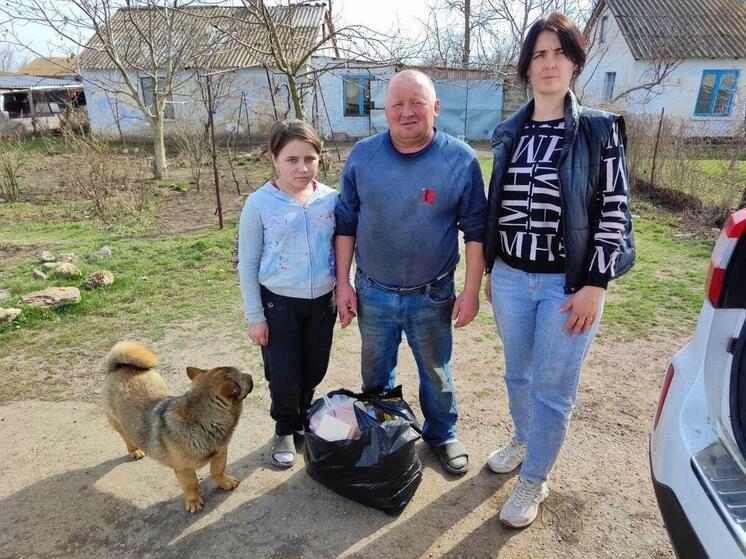 Жители Архангельской Слободы получили гумпомощь от Лабинского района