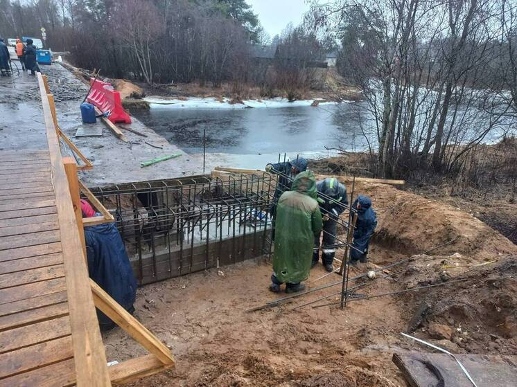 В Хвойнинском округе ограничили движение по мосту через Левочку