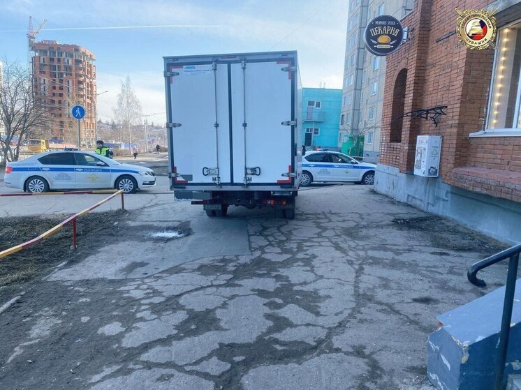 В Чебоксарах ГАЗель сбила 9-летнюю девочку при движении задним ходом