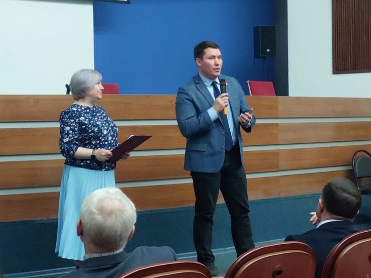 Евгений Молодняков наградил авторов лучших логотипов к 50-летию Саяногорска