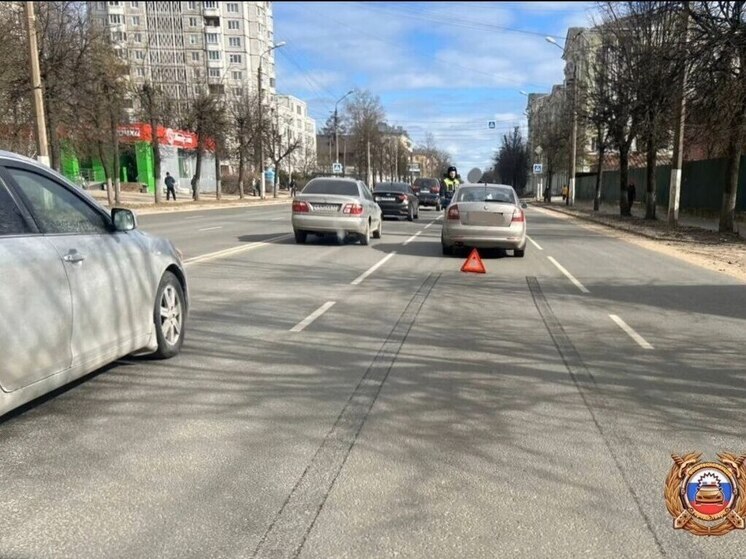 В Твери водитель отвлекся от дороги и спровоцировал ДТП: пострадал маленький ребенок