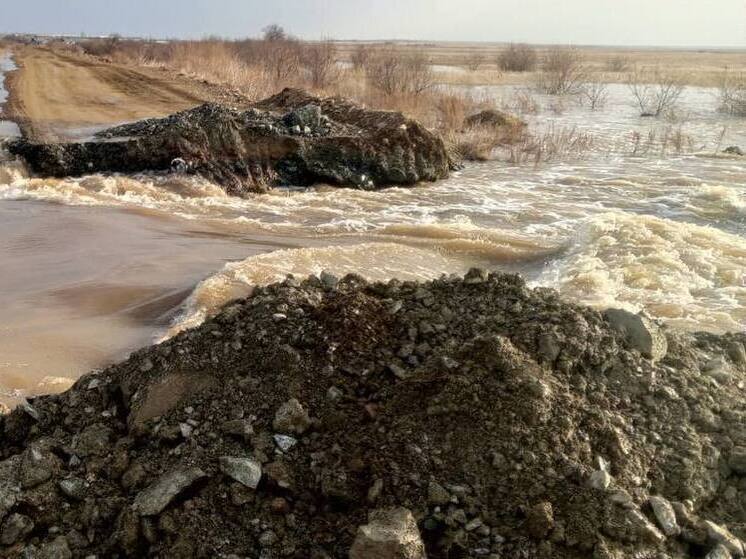 Вода затопила дороги к нескольким деревням в Брединском районе