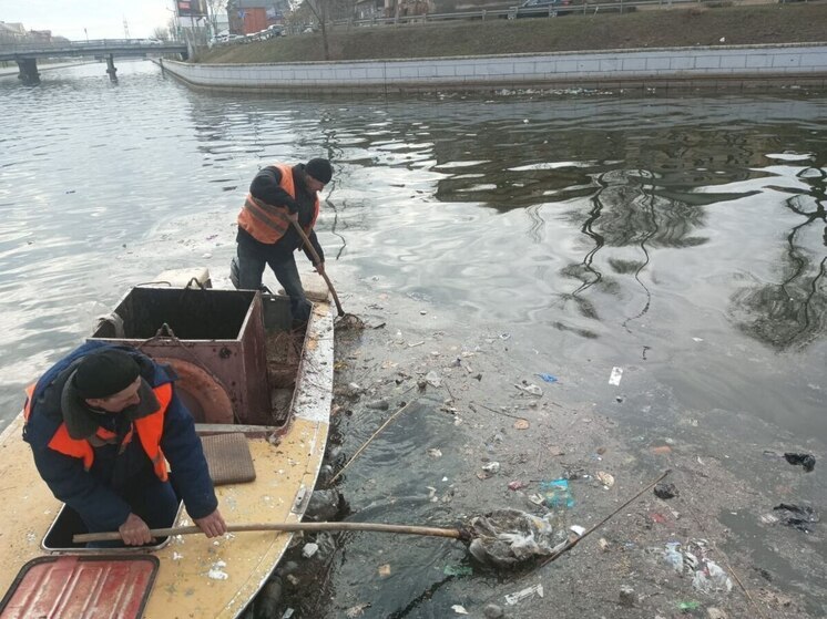 Самые грязные каналы в Астрахани в районе Больших Исад