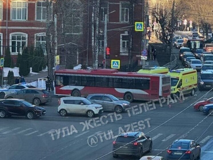 В Туле водитель автобуса почувствовал себя плохо и въехал в столб