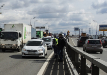 При обгоне водителя не пускали в свой ряд, и он вынужден был продолжить движение по встречной там, где это запрещено: виновен ли он? На трамвае загорелось табло «Осторожно, пассажир!»: ожидать, когда оно выключится, или можно ехать, уступив дорогу? Пришло «письмо счастья»: как доказать, что машиной управлял не ее собственник, муж, а его жена, если он не обязан свидетельствовать против нее? Документ об окончании автошколы получен много лет назад: будет ли кандидат в водите