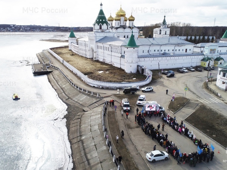 У стен Ипатьевского монастыря провели импровизированную спасательную операцию