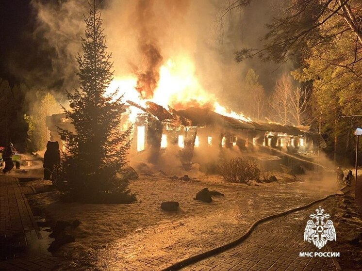 На Алтае ночью сгорел ресторан на турбазе