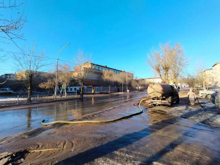 В Улан-Удэ откачивают воду и убирают снег