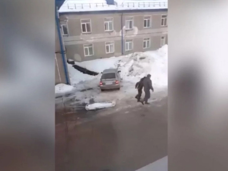 В Новосибирской области жителей возмутило видео с транспортировкой трупа на санках