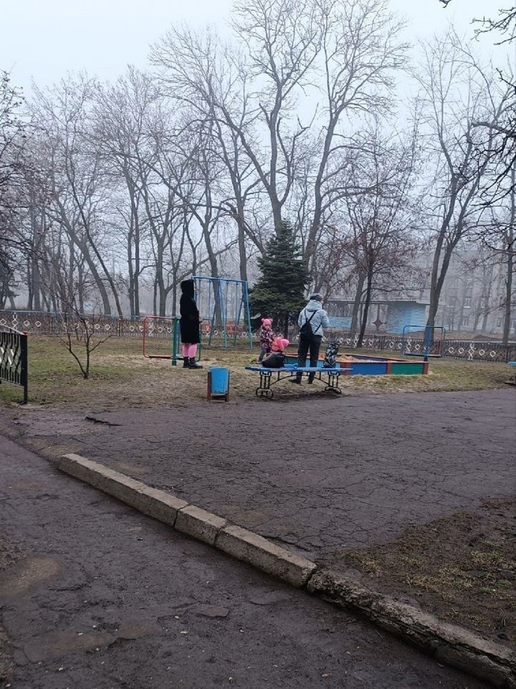 В Красногвардейском районе Макеевки отремонтировали детскую площадку