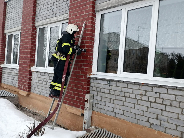 Пожарные отработали «замыкание» в школе Лувеньги