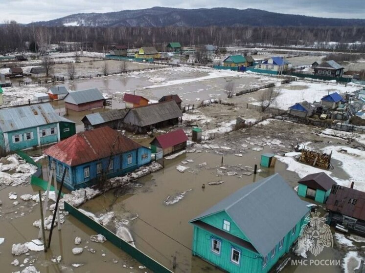 В районе Башкирии ввели режим ЧС из-за подтопления деревни Азово