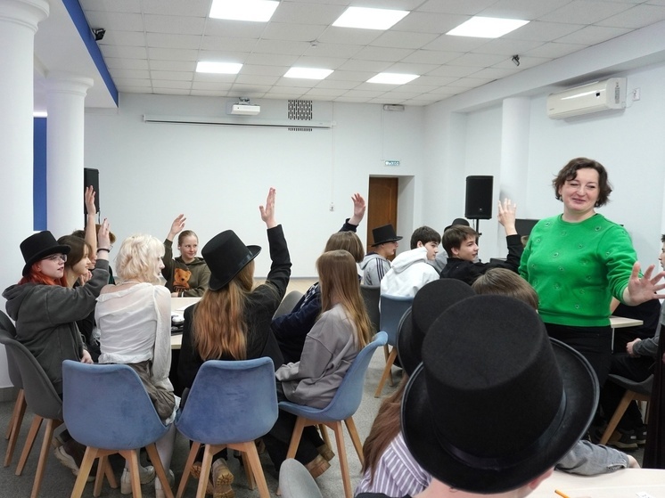 Псковские восьмиклассники отметили день рождения Михайловского