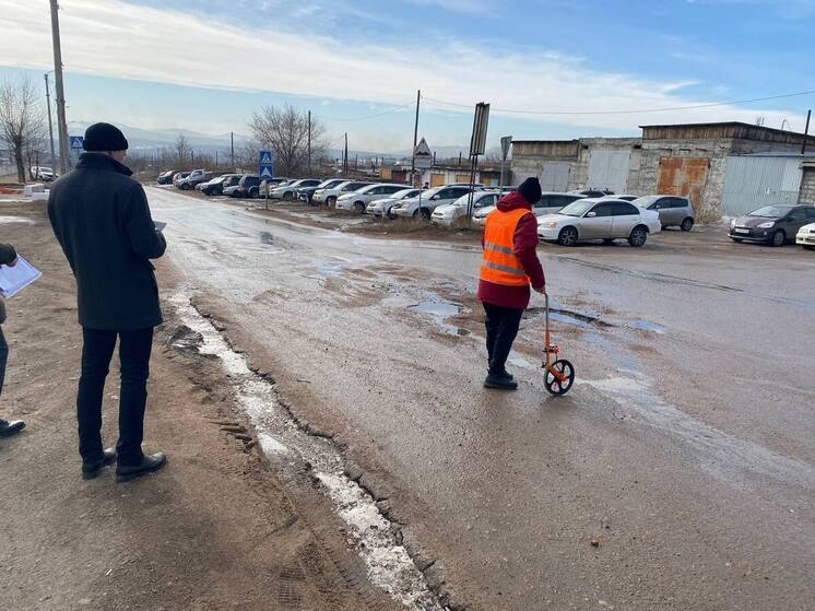 В Улан-Удэ начался «экстренный» ямочный ремонт дорог