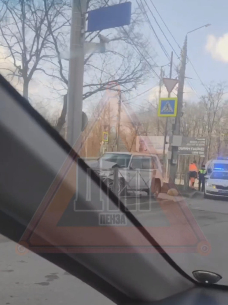 В Пензе “УАЗ Патриот” врезался в столб: очевидцы предположили, что причиной ДТП стала погоня