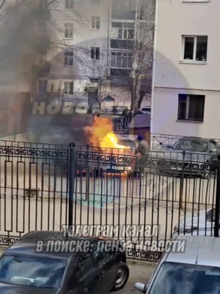 В Пензе на улице Московской загорелся автомобиль