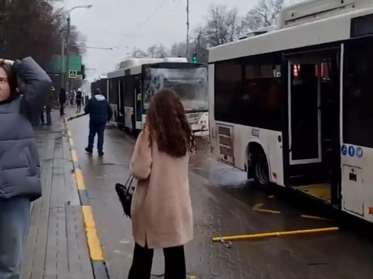 В Ростове число пострадавших в жестком ДТП на остановке увеличилось до восьми