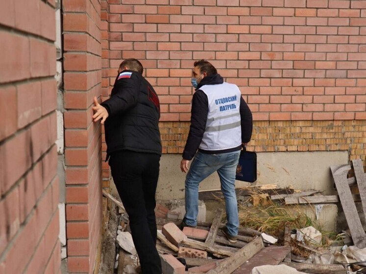 В Ярославле выставили ограждение вокруг рокового недостроя на Саукова