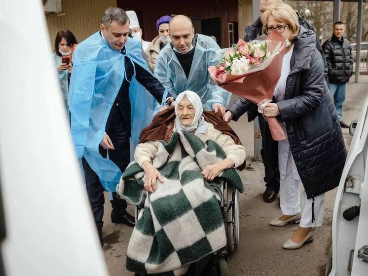 Хинштейн навестил эвакуированную 101-летнюю жительницу курской Суджи