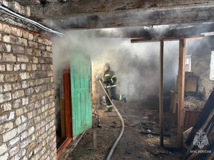В селе Покров Мещовского района 17 пожарных тушили заброшку ⁠